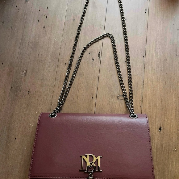 Badgley Mischka Elegant Burgundy Chain Shoulder Bag - Picture 1 of 7